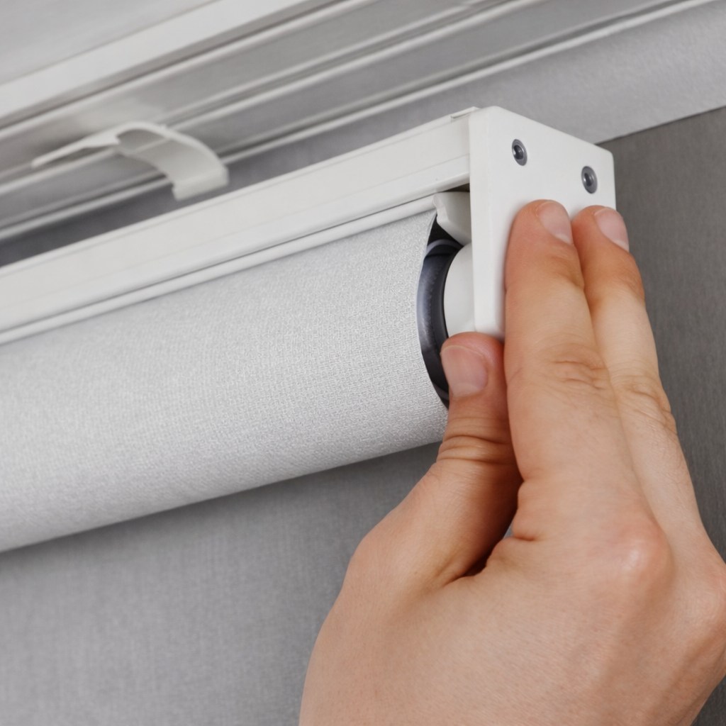 Kornişe takılan plastik aparat ile stor perde montajını g&ouml;steren g&ouml;rsel